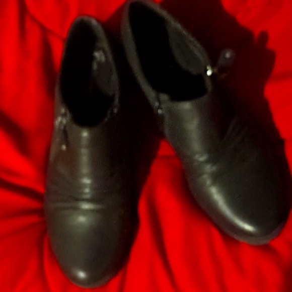 WEAR EVER Very cute Blk Leather ankle booties  crinkle style with low heel - Picture 1 of 6